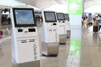 Kiosque d'enregistrement automatique à l'aéroport, impression de carte d'embarquement et d'étiquette de bagage, enregistrement automatique des passagers, lecteur de passeport électronique