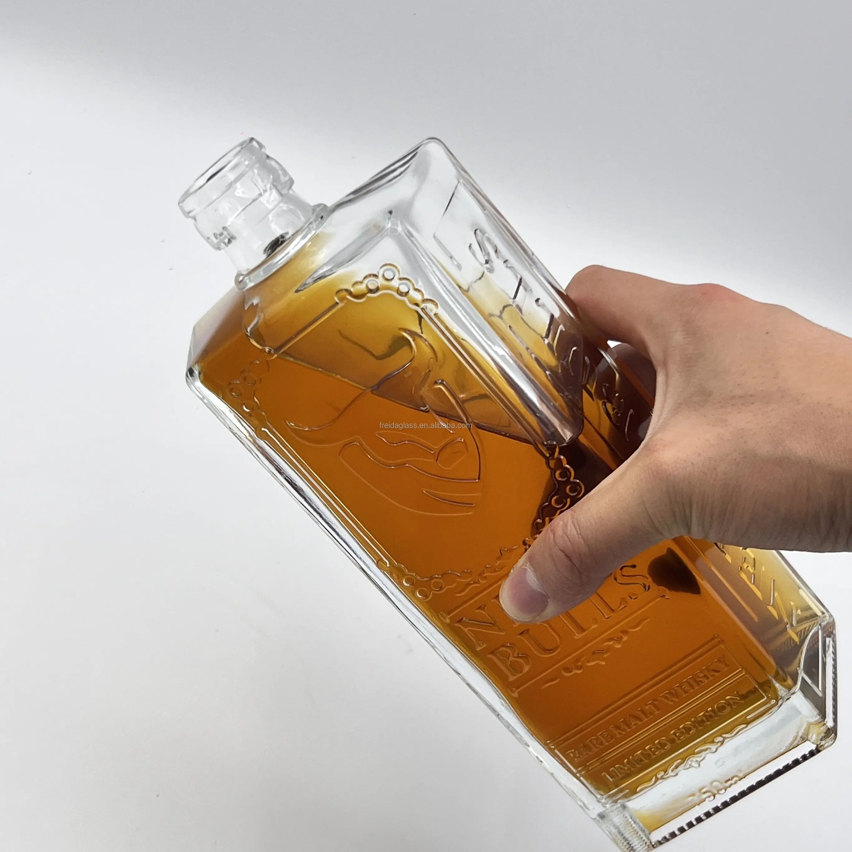 Bottiglie di vetro trasparenti con un Logo Bull, utilizzate per bottiglie di Whisky, Rum, liquori, Vodka e Gin.