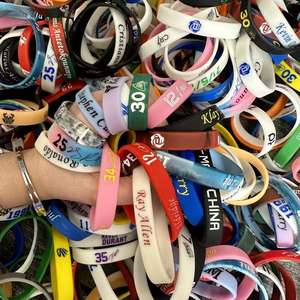 Event Sport Armbänder Fashion Match Gruppierung Silikon kautschuk Armbänder mit geprägtem Design - Product Image 3