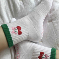 Chaussettes de yoga, barre, fitness, danse et Pilates pour femmes, en coton peigné respirant, antidérapantes, côtelées, avec broderie esthétique cerise