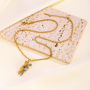 Collana con Ciondolo Coppia Abbracciata in Acciaio Inossidabile, Catena Bambù, Design a Contrasto Colore, Stile Sportivo e alla Moda, Personalità Unica - Offerta Speciale - Product Image 3