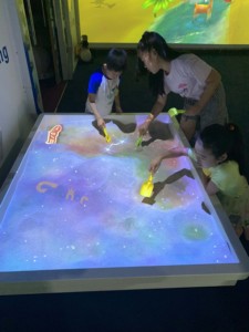 <span class=keywords><strong>Juego</strong></span> de proyección interactiva, <span class=keywords><strong>mesa</strong></span> de arena, parque de atracciones, parque infantil, proyección holográfica AR, <span class=keywords><strong>mesa</strong></span> de pintura de arena mágica - Product Image 3