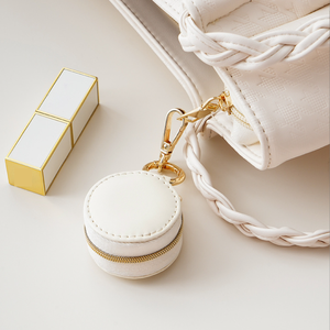 Mini Joyero Portátil de Cuero para Aretes, Anillos y Colgantes - Estuche Simple con Llavero para Guardar en Viajes - Product Image 4