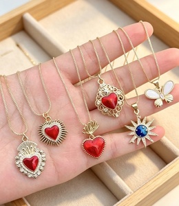 Collar vintage con colgante de mariposa y Sagrado Corazón rojo, ideal como regalo o accesorio. - Product Image 1