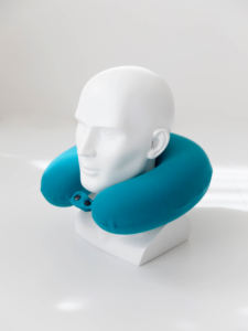 Oreiller de <span class=keywords><strong>voyage</strong></span> portable en tissu peluche doux et mousse à mémoire de forme pour soulager les douleurs au cou pendant les longs vols et les voyages en voiture - Product Image 1