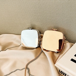 Vente en gros Petit sac à bandoulière en acrylique avec chaîne <span class=keywords><strong>Portefeuille</strong></span> de couleur dorée de forme carrée pour femmes, dames et filles - Product Image 6