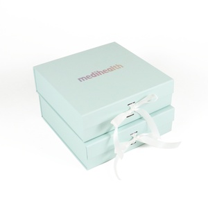 กล่องของขวัญพับได้ Crown Win Rigid Cardboard ขนาด 48 ซม. พร้อมโลโก้ Im บรรจุภัณฑ์ลูกฟูกสีขาว กล่องพับพร้อมริบบิ้น กล่องกระดาษ - Product Image 1