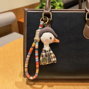 Llavero de pato detective suave y moderno para mujer, con forma 3D, de tela duradera y ecológica, para bolso, llavero y correa de teléfono - Product Image 2