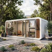 Cabine panoramique incurvée en verre avec cuisine et salle de bain intégrées, idéale pour le glamping en bord de lac ou en montagne
