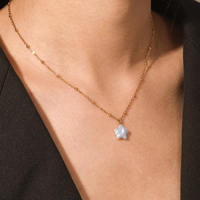 Collier pour femme en acier inoxydable avec chaîne, étoile baroque et perle d'eau douce – Design élégant, vente en gros, approvisionnement en vrac