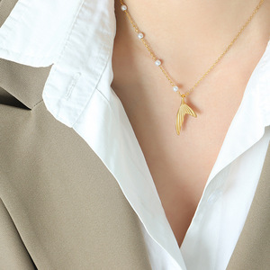 Chaîne délicate avec bijoux en perles pour femmes, collier irrégulier avec queue <span class=keywords><strong>de</strong></span> <span class=keywords><strong>sirène</strong></span>, pendentif créatif distinctif plaqué or - Product Image 1