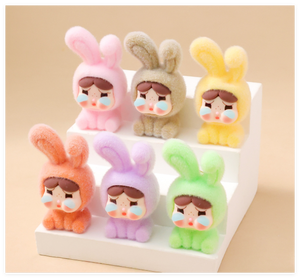 Miniatura di bambola che piange, colorata e floccata, con coniglietto 3D, ciondolo per bambini, sorpresa in sacchetto portafortuna. - Product Image 3