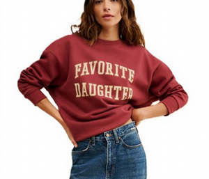 Sweat-shirt graphique pour femme, col rond, couleur bordeaux, manches régulières, en molleton, avec logos personnalisés - Product Image 1