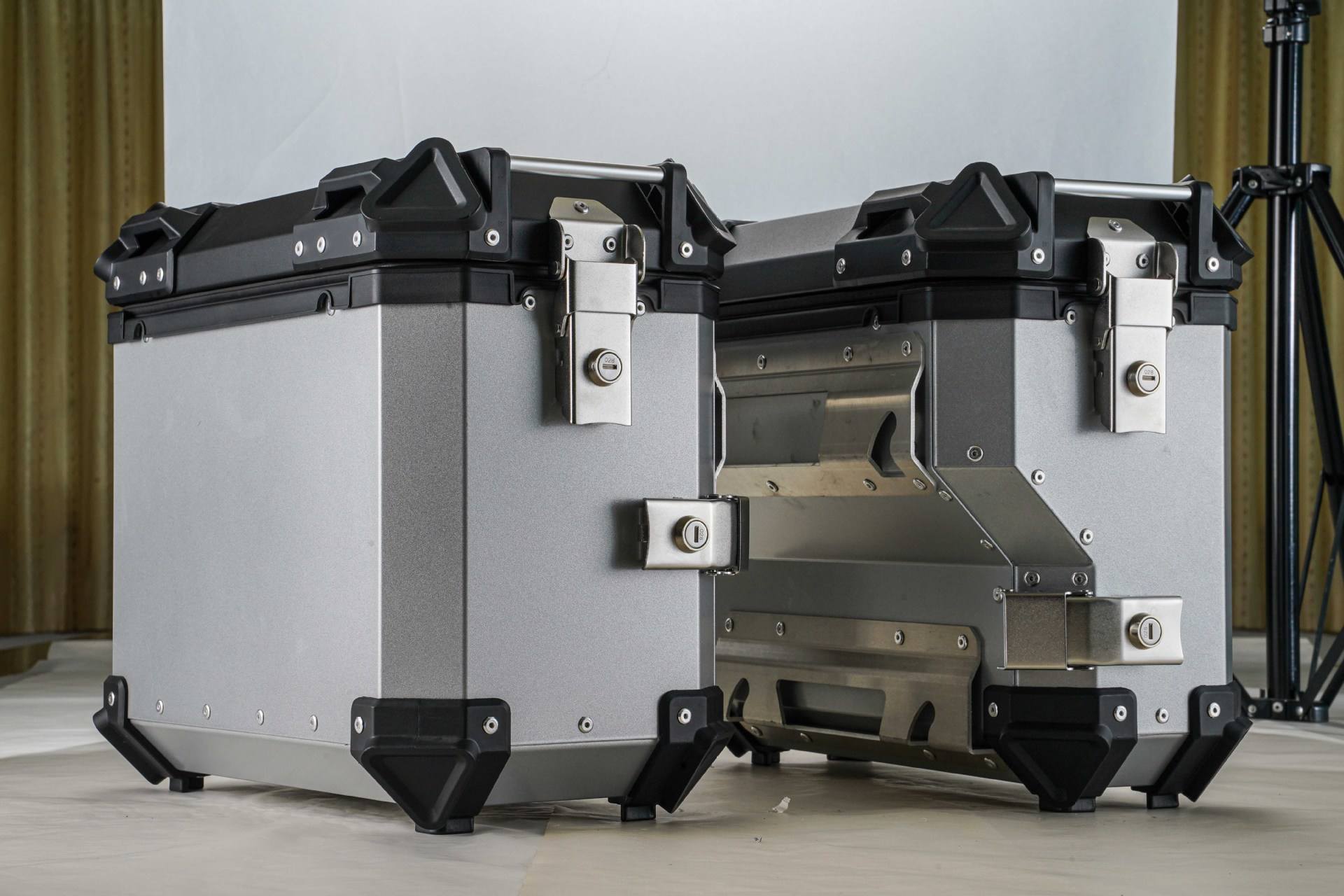 กระโปรงข้างขวา - สีเงินเรียบ