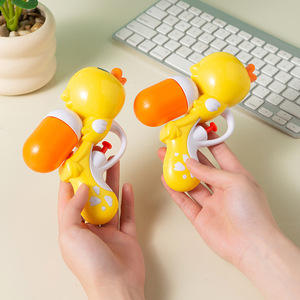 Pistola de agua con forma de pato amarillo, juguete de plástico para niños de 4 a 6 años, para jugar en la playa, estilo de dibujos animados unisex - Product Image 1