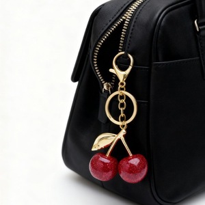 Magnifique porte-clés pendentif cerise vintage de luxe en alliage de zinc plaqué or, léger et coloré, accessoire de sac - Product Image 3