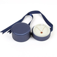Bow en cuir PU Mini bijoux étui à bagues de mariage collier rond pendentif anneau boîte d'emballage avec ruban anti-poussière bleu et blanc