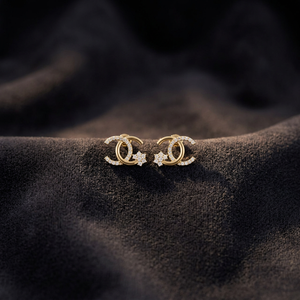 Boucles d'oreilles clous Aarinya en or 14 carats avec diamants de laboratoire pavés en arc entrelacé, motif floral circulaire, bijoux minimalistes pour soirée - Product Image 3