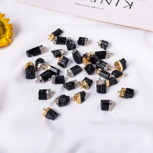 Venta al por mayor de cristal <span class=keywords><strong>natural</strong></span> Adorno para hombres y mujeres <span class=keywords><strong>Colgante</strong></span> de <span class=keywords><strong>turmalina</strong></span> <span class=keywords><strong>negra</strong></span> Artesanía de cristal <span class=keywords><strong>Colgante</strong></span> de la suerte - Product Image 3