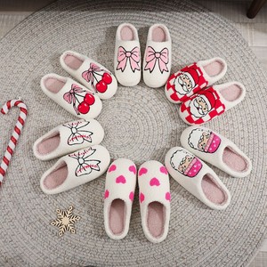 Pantoufles d'intérieur en peluche personnalisées avec logo pour femmes et hommes - Product Image 2