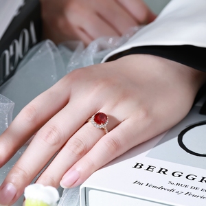 Anillo de Cóctel de Oro Sólido de 14K Personalizado con Zafiro Ovalado Cultivado en Laboratorio y Halo de Diamantes Cultivados en Laboratorio para Mujer - Product Image 4