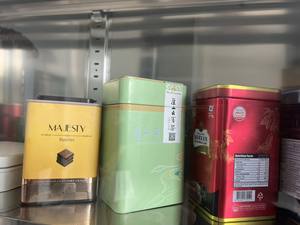 Boîte de bonbons ronde en métal personnalisée en gros avec impression en relief colorée à l'extérieur de la boîte de conserve à prix raisonnable - Product Image 5