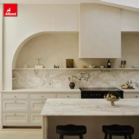 Ensemble de meubles modernes blancs sur mesure Alland, en bois massif, style américain intemporel, avec placard de cuisine encastré glacé crème et plan de travail