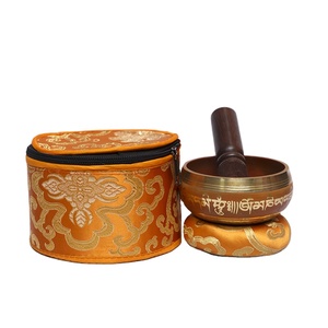 Lot de bols chantants tibétains en bronze pour la méditation et la guérison avec étui en métal fabriqué au Népal. - Product Image 1