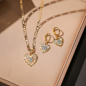 Conjunto de Collar y Aretes con Colgante en Forma de Corazón con Ojo de Demonio, Chapado en Oro Real con Circonio, Moderno y Único - Product Image 1