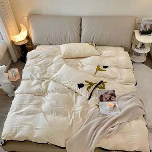 Cama Tapizada con Respaldo Suave, Tamaño King, Color Crema, Estilo Moderno y Minimalista para Recámara Principal - Product Image 4