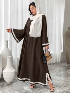 Abaya élégante pour femmes du Moyen-Orient avec motif dessiné à la main, manches évasées simples, coupe ample, petite fente contrastante - Product Image 3