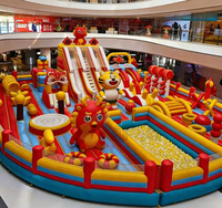 Aire de jeux gonflable géante Hualong à deux zones, de qualité commerciale, pour les enfants, destinée aux parcs urbains