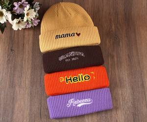 Bonnet en tricot d'hiver rouge en acrylique de haute qualité avec logo personnalisé, motif de personnage, idéal pour la plage - Vente en gros - Product Image 3