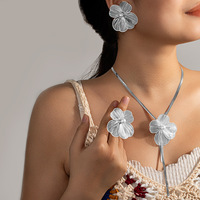 Ensemble de bijoux collier, boucles d'oreilles et bague de style hyperbole tendance, alliage fleur avec perle, pour les fêtes des femmes
