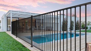 Système de balustrade de sécurité moderne sans cadre en alliage d'aluminium pour piscine, durable et écologique, avec quincaillerie à embout, pour maisons et balcons extérieurs - Product Image 5
