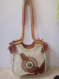 Bolso de Mano Casual de Cuero Genuino para Mujer, Color Marrón, Hecho a Mano, con Cierre de Cremallera, Forro de Algodón y Decoración de Plumas - Product Image 3