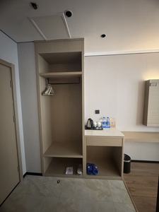 Ensemble de chambre d'hôtel moderne en mélamine pour hôtels de charme et appartements - Durable et écologique - Product Image 4