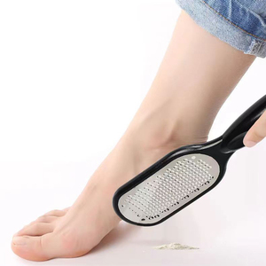Râpe à pieds à long manche en plastique pour éliminer les callosités et les peaux mortes - Product Image 1
