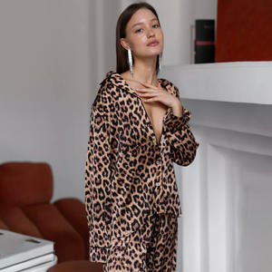 2025 Ensemble de pyjama à manches longues et pantalons longs à imprimé <span class=keywords><strong>l</strong></span>éopard, nouveau style européen et américain d'automne et d'<span class=keywords><strong>hiver</strong></span>, pyjama cardigan, - Product Image 3