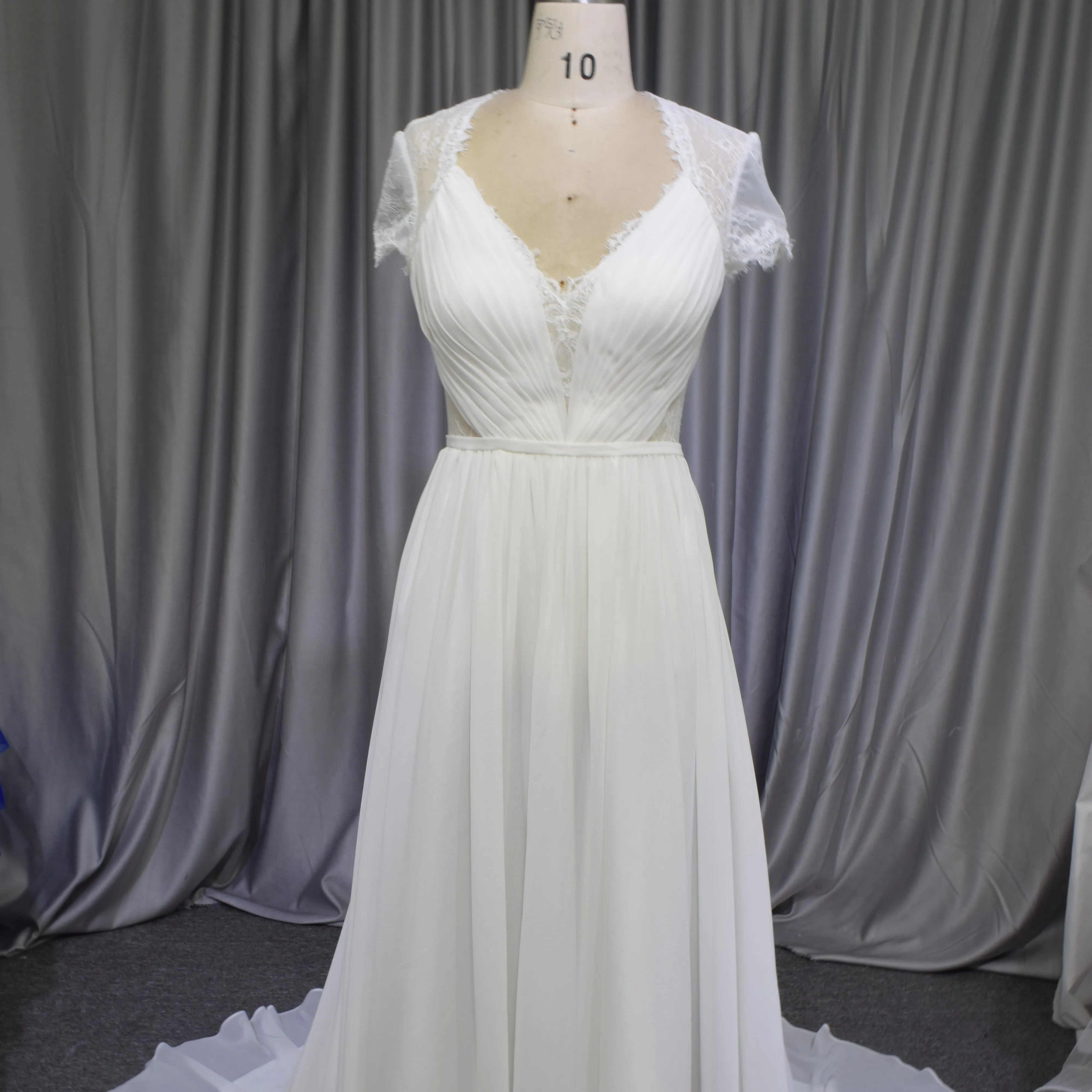 Vestido de novia de gasa con escote de Reina Ana, Apliques de encaje