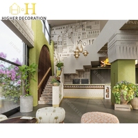 Aménagement intérieur personnalisé pour restaurant, mobilier d'exposition avec comptoirs de caisse et vitrine murale