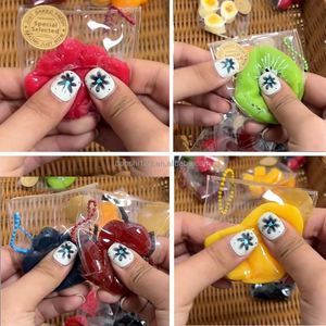 ของเล่นบีบสควิชชี่รูปผลไม้จำลอง บลูเบอร์รี่ สตรอว์เบอร์รี่ กีวี เนื้อนุ่มเหนียวพิเศษ ของเล่นบีบคลายเครียด สำหรับทุกวัย - Product Image 3