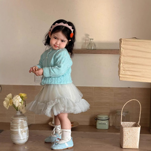 Set Personalizzato OEM Primavera 2026 Nuovo Stile Coreano per <span class=keywords><strong>Bambina</strong></span>: <span class=keywords><strong>Giacca</strong></span> in Maglia di Cotone Morbido e Gonna in Tulle con Motivo Floreale - Product Image 2