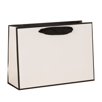 Sac en papier kraft recyclable brun/luxe OEM avec poignées plates, laminage mat, impression UV pour l'emballage de bijoux de boutique, sac à main