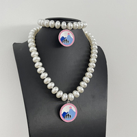 Bracelet-collier Jack & Jill avec lettres grecques et perles, breloque ronde 1938 en émail rose clair et bleu clair, cadeau pour membre de sororité
