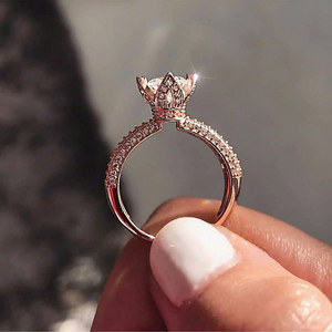 Elegante anello a quattro punte per donna, design con cluster scintillanti intarsiati, gioielli alla moda per feste - Product Image 2