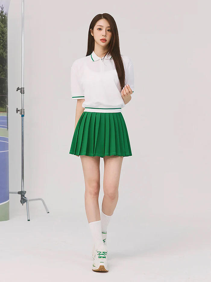 ด้านบนสีขาวและกระโปรงสีเขียว