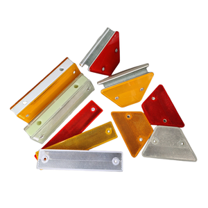 แผ่นสะท้อนแสงรูปสี่เหลี่ยมคางหมูสำหรับกั้นจราจร - Product Image 1