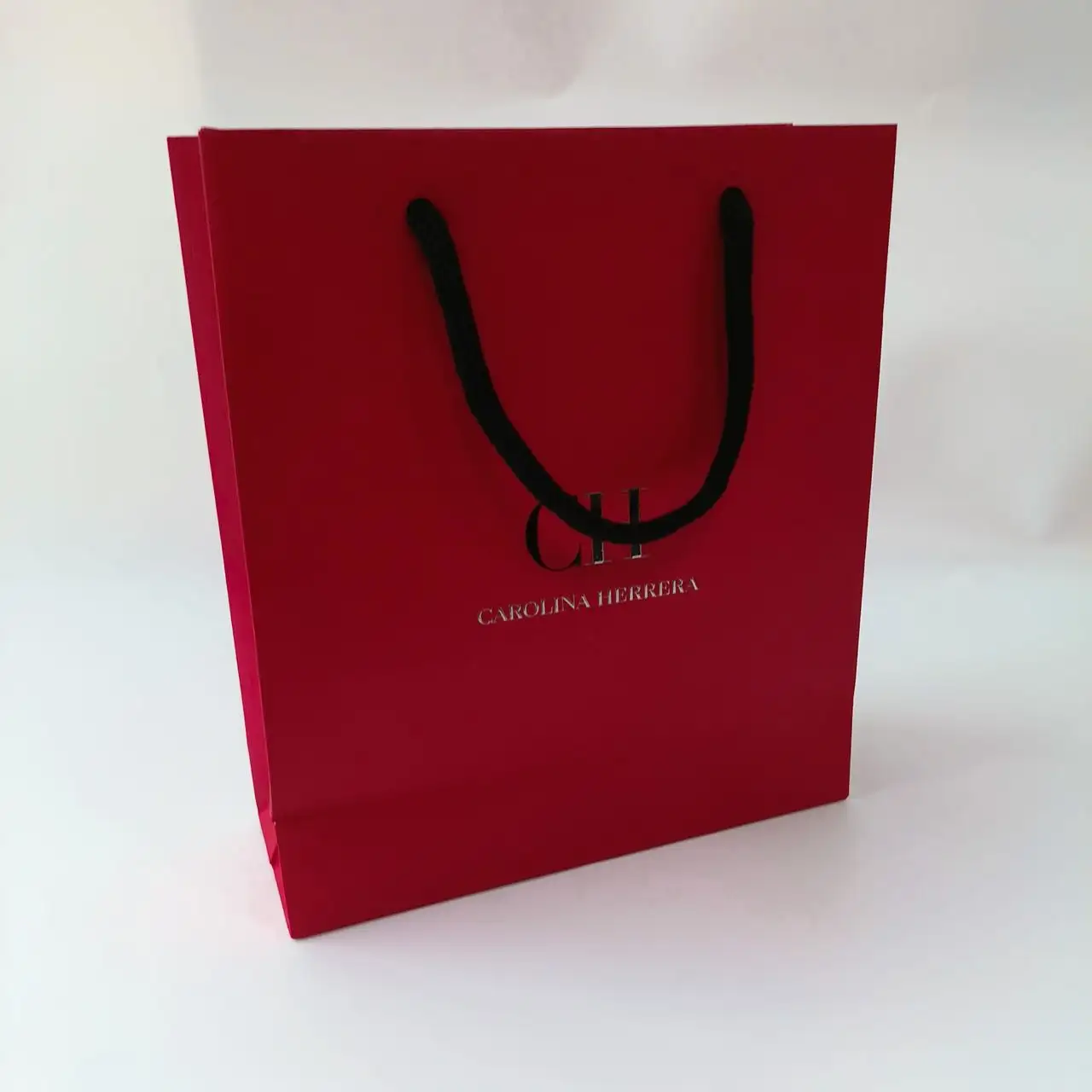 Customized luxury red gift bag gold hot stamping logo personalized gift bags paper bag