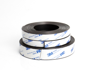Aimant en caoutchouc souple de bande magnétique arrière collante imperméable puissante pour les propriétés magnétiques de bande de joint de bandes d'outils d'utilisation industrielle - Product Image 4